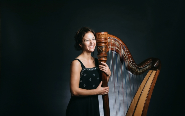 MUSIK: tröstet ,sie berührt ,ist ein Universum voller Erinnerungen ist Freude und ein magischer Schlüssel zur Seele. MUSIK: tröstet ,sie berührt ,ist ein Universum voller Erinnerungen ist Freude und ein magischer Schlüssel zur Seele.