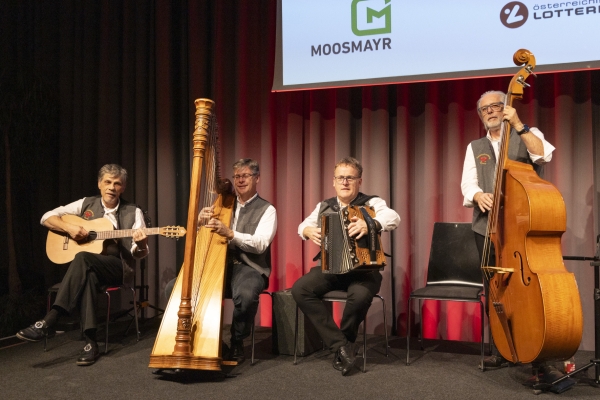 Die Knofpsaitnmusig aus Thaur spielt am Haller Bauernmarkt Die Knofpsaitnmusig aus Thaur spielt am Haller Bauernmarkt