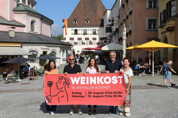 Weinkost in der Haller Altstadt: Petra Pöschl (Stadtmarketing Hall in Tirol), Wolfgang Lanser (Rathauscafé), Shyann Lang (Café Roseneck), Robert Horner (Bar Oberer Stadtplatz), (Michaela Birk (Café La Vita)