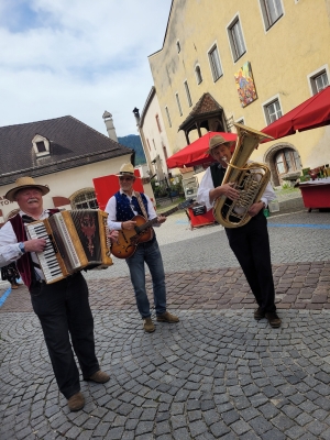 Die „Brixentaler Light“ spielen am Haller Bauernmarkt Die „Brixentaler Light“ spielen am Haller Bauernmarkt