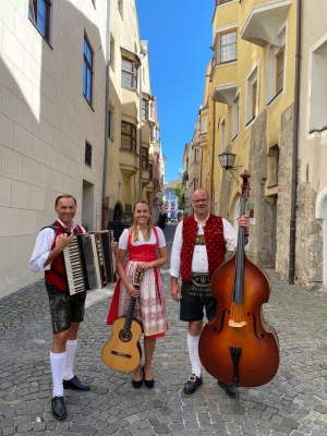 Die „Dreiviertl-Musig“ spielt am Haller Bauernmarkt Die „Dreiviertl-Musig“ spielt am Haller Bauernmarkt