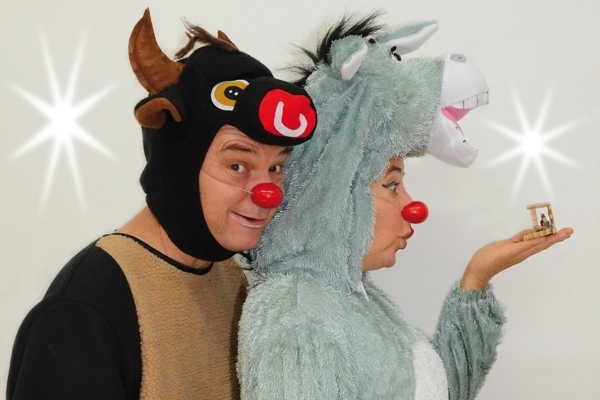 Herbert und Mimi bereiten sich in ihrem Clowntheater "Ochs & Esel" aufs Weihnachtsfest.