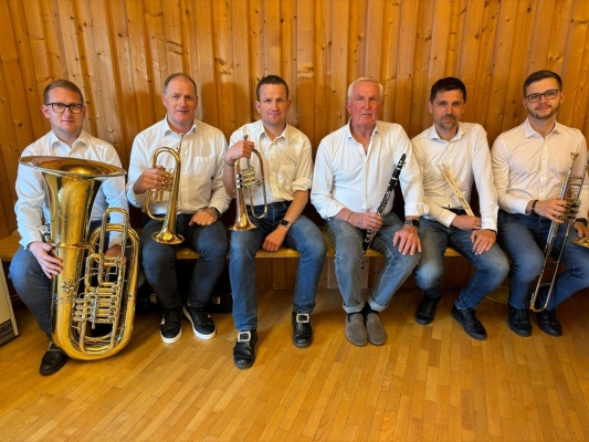 Die „Milser Volksmusikanten“ spielen am Haller Bauernmarkt Die „Milser Volksmusikanten“ spielen am Haller Bauernmarkt