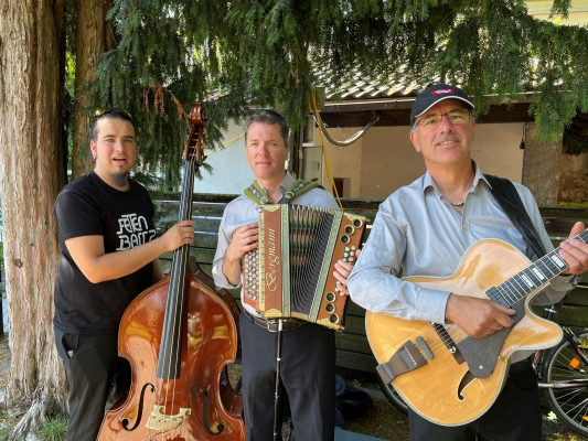 Trio Himmelblau spielt am Haller Bauernmarkt Trio Himmelblau spielt am Haller Bauernmarkt